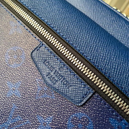 春季特惠💰780 原单品质  M30242 OUTDOOR 邮差包路易威登以 Taïga 皮革与 Monogram 帆布的交融迎接 2019 年春夏 商品图4