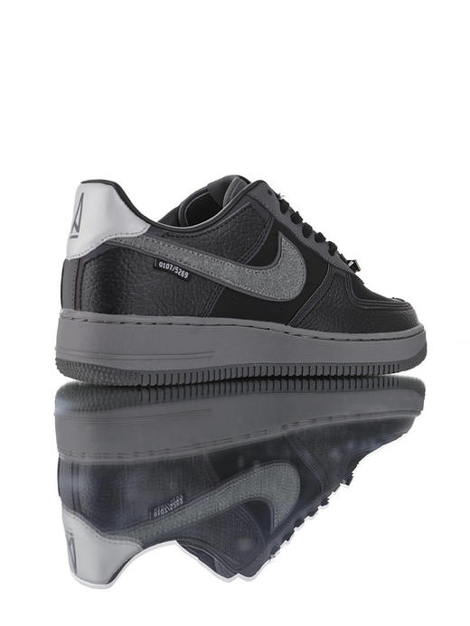 耐克A Ma Maniére x Nike Air Force 1 亚特兰大知名店铺 采用荔枝纹牛培革 牛巴磨砂皮材质鞋面 幻彩全息炫酷反光 空军一号运动板鞋 炭黑镭射反光 商品图1