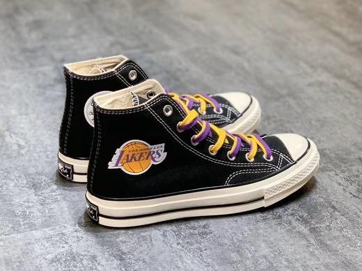 纪念科比 LA洛杉矶湖人队 Kobe科比纪念限定  Lakers X Converse Chuck 1970s 以70s为蓝本 鞋身搭载湖人队的专属Logo 鞋带搭配紫金配色彰显特色 细节满满 商品图2