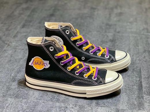 纪念科比 LA洛杉矶湖人队 Kobe科比纪念限定  Lakers X Converse Chuck 1970s 以70s为蓝本 鞋身搭载湖人队的专属Logo 鞋带搭配紫金配色彰显特色 细节满满 商品图0