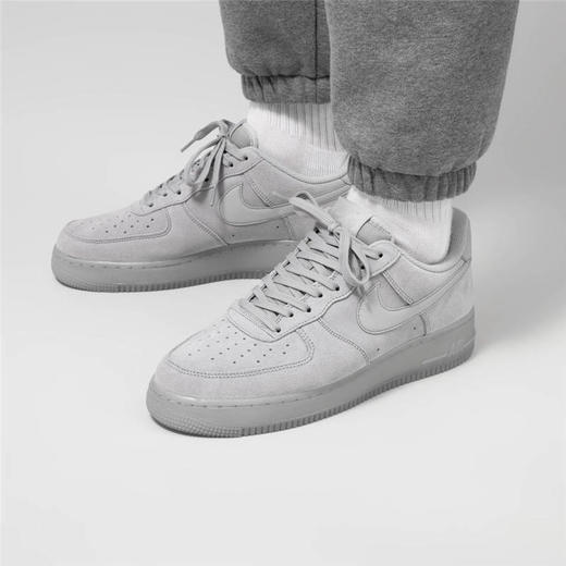 耐克Nike Air Force 1 Low '07 Suede 海外限定 台丝光翻毛皮拼接尼龙布鞋面 内置全掌air sole气垫 空军一号 麂皮雾狼灰配色 商品图0