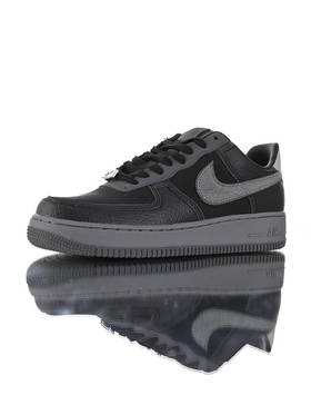 耐克A Ma Maniére x Nike Air Force 1 亚特兰大知名店铺 采用荔枝纹牛培革 牛巴磨砂皮材质鞋面 幻彩全息炫酷反光 空军一号运动板鞋 炭黑镭射反光