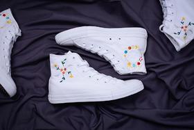 Converse All Star 花卉刺绣 logo处的太阳花刺绣以及鞋身和鞋舌处多处刺绣元素相结合 原厂硫化工艺 QA品质检验管控标准  鞋码：35-39，带半码36.5，37.5