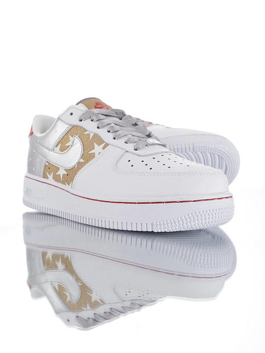 耐克 Nike Air Force 1 '07 Lv8 "Stars"  内置全掌air sole气垫 空军一号经典低帮运动板鞋 白金银满天星波点红尾 商品图1