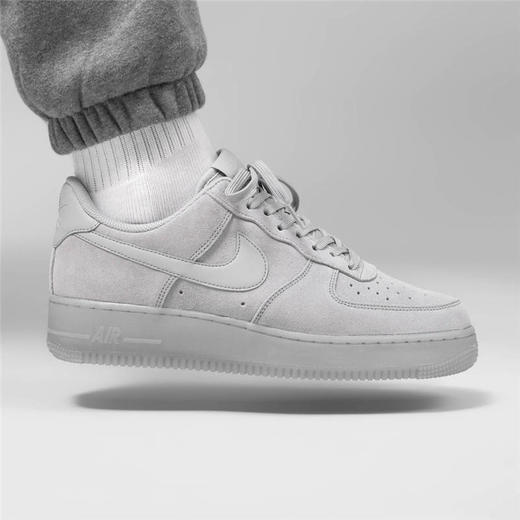 耐克Nike Air Force 1 Low '07 Suede 海外限定 台丝光翻毛皮拼接尼龙布鞋面 内置全掌air sole气垫 空军一号 麂皮雾狼灰配色 商品图1