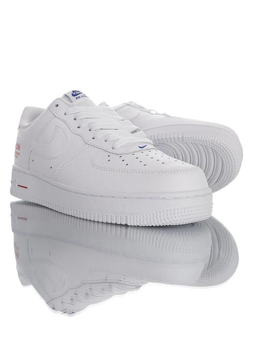 Nike Air Force 1 Low 耐克NBA别注纪念首次法国常规赛 硬质头层荔枝纹皮革鞋面 内置全掌AirSole气垫 空军一号 白红蓝NBA巴黎配色 商品图0