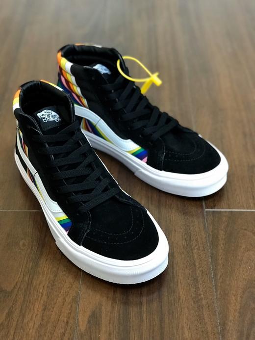 彩虹巨棒条纹标志系列Vans经典系列 Sk8-Hi板鞋运动鞋 高帮男女新款官方正品官网货号VNOA4U3DwN7 尺码：35--44 商品图0