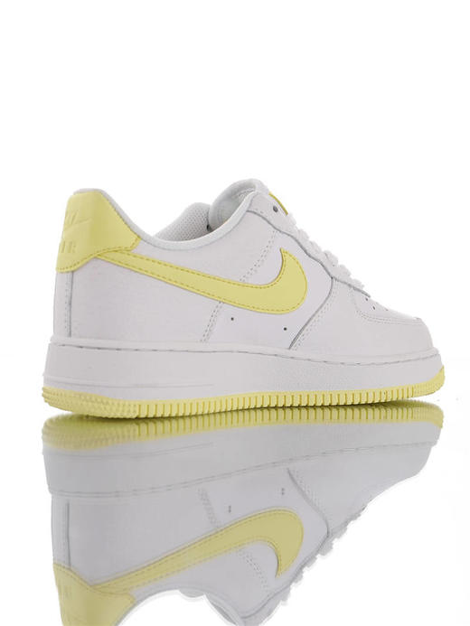 耐克Nike Wmns Air Force 1 '07 原模具开发打造 采用移膜荔枝纹皮革 内置全掌air sole气垫 空军一号低帮经典百搭休闲运动板鞋 皮革白鹅蛋浅灰 商品图2