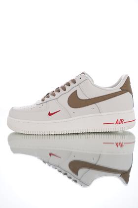 耐克Nike Air Force 1 Mid '07 LV8 原模具开发打造 内置全掌air sole气垫 硬质牛剖层移膜革 空军一号中帮经典休闲运动板鞋 奶白浅褐勾小红钩