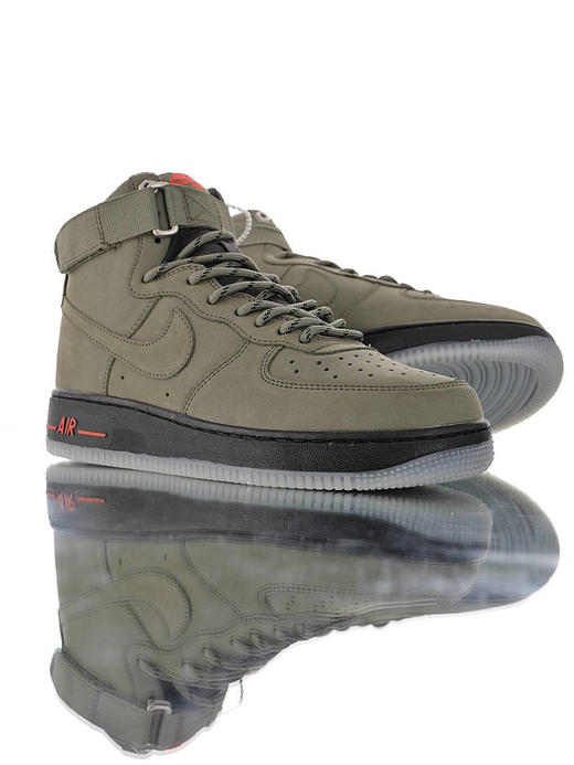 耐克Nike Air Force 1 High '07 LV8 原模具开发打造 采用防水磨砂麂皮鞋面材质 内置全掌air sole气垫 空军一号高帮运动板鞋 军绿红黑透明夜光 商品图1