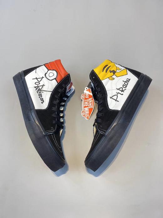 神奇宝贝系列x Vans Sk8-Mid 联名合作款 白色 黑色 万斯经典高帮硫化板鞋  Size：35 36 36.5 37 38 38.5 39 40 40.5 41 42 42.5 43 44 商品图1