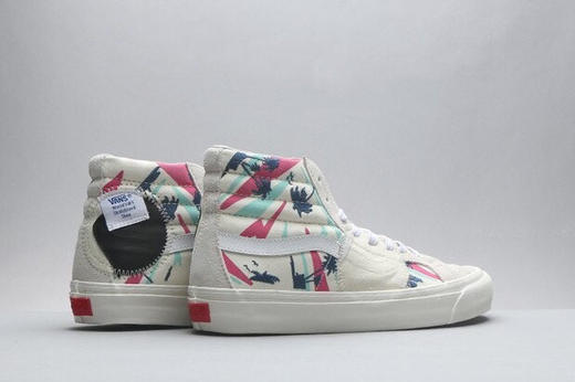 Vans 范斯 SK8-Hi Bricolage LX新一代解构拼接刺绣高帮 不仅在材质用料上更为高级 在设计方面独具个性 特别的设计以及高工艺的刺绣补丁使得制作耗时较长 黑灰 白蓝 白色 粉色 灰色 商品图7