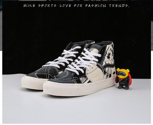 Vans 范斯 SK8-Hi Bricolage LX新一代解构拼接刺绣高帮 不仅在材质用料上更为高级 在设计方面独具个性 特别的设计以及高工艺的刺绣补丁使得制作耗时较长 黑灰 白蓝 白色 粉色 灰色 商品图9