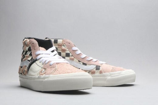 Vans 范斯 SK8-Hi Bricolage LX新一代解构拼接刺绣高帮 不仅在材质用料上更为高级 在设计方面独具个性 特别的设计以及高工艺的刺绣补丁使得制作耗时较长 黑灰 白蓝 白色 粉色 灰色 商品图14