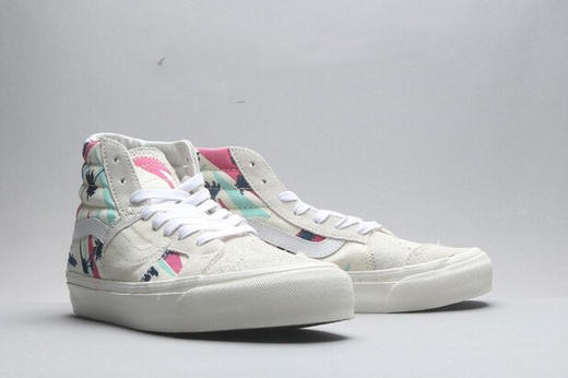 Vans 范斯 SK8-Hi Bricolage LX新一代解构拼接刺绣高帮 不仅在材质用料上更为高级 在设计方面独具个性 特别的设计以及高工艺的刺绣补丁使得制作耗时较长 黑灰 白蓝 白色 粉色 灰色 商品图8