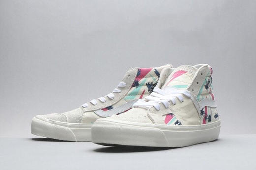 Vans 范斯 SK8-Hi Bricolage LX新一代解构拼接刺绣高帮 不仅在材质用料上更为高级 在设计方面独具个性 特别的设计以及高工艺的刺绣补丁使得制作耗时较长 黑灰 白蓝 白色 粉色 灰色 商品图6