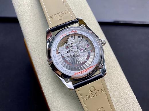 甜蜜意大利—全新欧米茄 海马 系列EdizioneVenezia威尼斯特别版腕表 该款使用的是传统的“里拉琴”式表壳，可以看到其表面处拉丝与抛光工艺的运用炉火纯青，表壳尺寸大小仅39.5mm，不大不小 商品图11