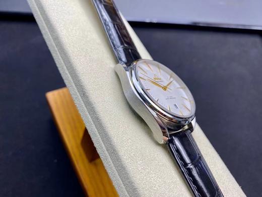 甜蜜意大利—全新欧米茄 海马 系列EdizioneVenezia威尼斯特别版腕表 该款使用的是传统的“里拉琴”式表壳，可以看到其表面处拉丝与抛光工艺的运用炉火纯青，表壳尺寸大小仅39.5mm，不大不小 商品图13