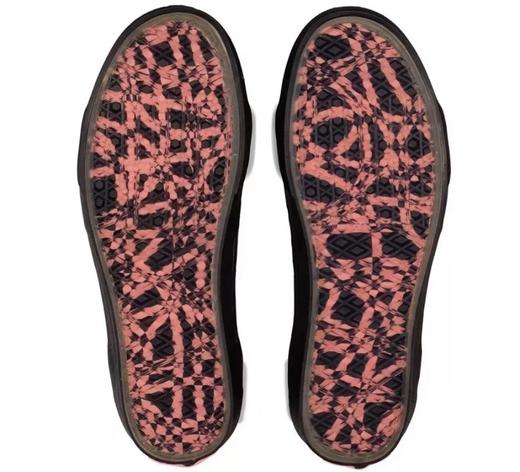 鼠年限定 Vans 携手中国当代艺术家赵赵 ZHAOZHAO 将老鼠的地下世界呈现于现实空间中 以独特视角展现全新鼠年生肖联名系列 透明 低帮灰色 低帮灰黑 低帮黑红 低帮灰红 型号:JL102 商品图14