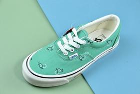 你们最期待的 Vans Vault「腰果花」来了！配色采用红、绿、蓝三色制作鞋身💯 35-44