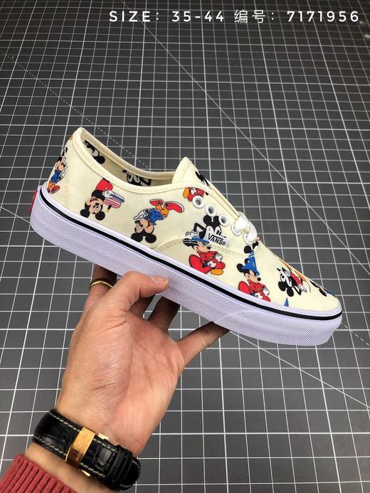 Vans Classic Slip-On米奇联名 卡通米老鼠印花帆布一脚蹬 经典情侣休闲滑板鞋 商品图6
