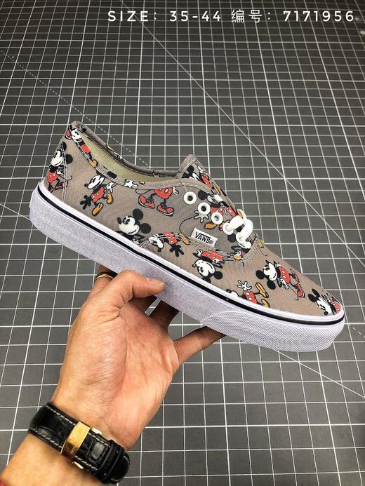 Vans Classic Slip-On米奇联名 卡通米老鼠印花帆布一脚蹬 经典情侣休闲滑板鞋 商品图2