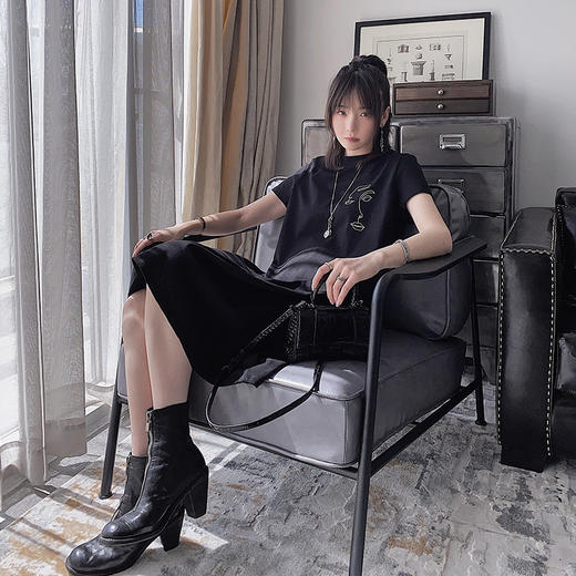 颜仟/原创抽象简笔印花刺绣宽松圆领T恤裙女春夏黑色简约连衣裙子 商品图3