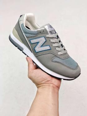 New Balance 996 极致复古中底前掌高弹MD 流畅鞋型设计搭配细腻皮革鞋面，彰显品质时尚气息；搭载CR后跟稳定系统