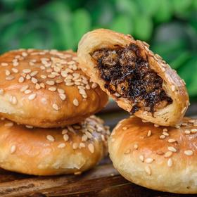  这个饼太香了！外皮酥脆，内馅咸香，一口一个好吃极了~ 