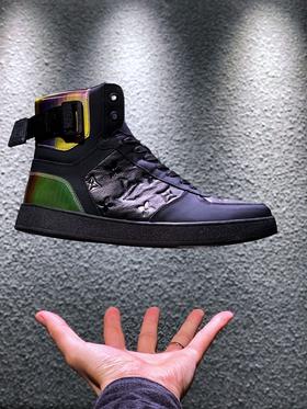 路易威登LV 低帮 高帮 运动靴 镭射黑 镭射白 20年春夏限量版 彩虹尾🌈以彩虹织物包覆鞋后和两侧，展现经典设计的潮流演绎。魔术贴标注路易威登标识 百搭鞋底Size: 35--44