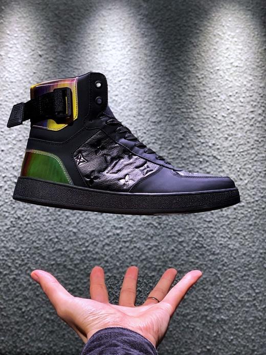 路易威登LV 低帮 高帮 运动靴 镭射黑 镭射白 20年春夏限量版 彩虹尾🌈以彩虹织物包覆鞋后和两侧，展现经典设计的潮流演绎。魔术贴标注路易威登标识 百搭鞋底Size: 35--44 商品图0