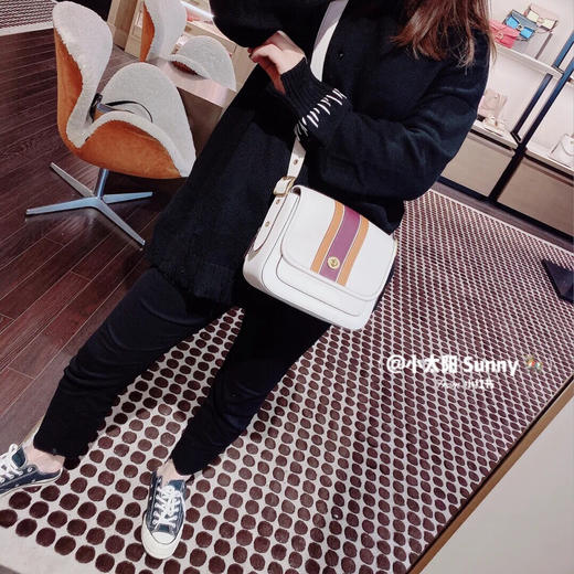 夏日特惠💰580 Coach VARSITY 条纹RAMBLER斜挎包89139 皮质超级柔软，包盖上有标志性的旋锁扣 商品图8