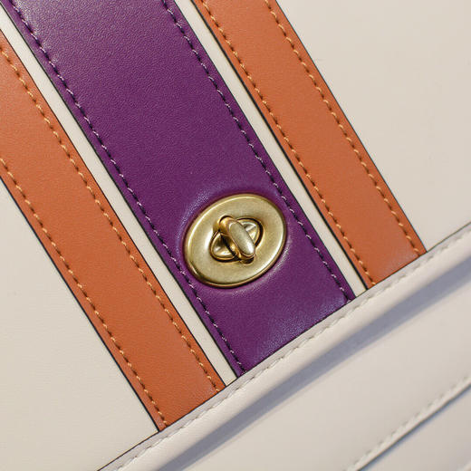 夏日特惠💰580 Coach VARSITY 条纹RAMBLER斜挎包89139 皮质超级柔软，包盖上有标志性的旋锁扣 商品图5