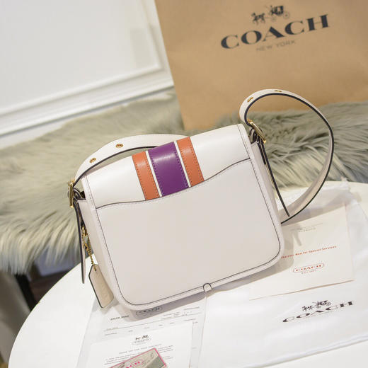 夏日特惠💰580 Coach VARSITY 条纹RAMBLER斜挎包89139 皮质超级柔软，包盖上有标志性的旋锁扣 商品图2