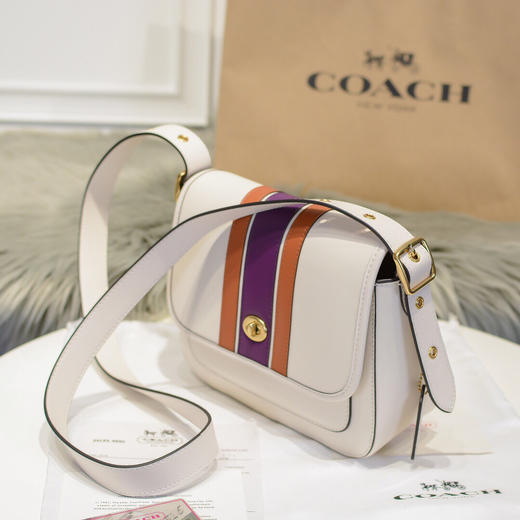 夏日特惠💰580 Coach VARSITY 条纹RAMBLER斜挎包89139 皮质超级柔软，包盖上有标志性的旋锁扣 商品图1