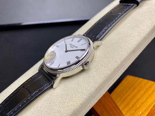 TW 古典 珍珠陀 【最高品质版本】百达翡丽古典表系列5120超薄自动机械表。简约至极 和原装一样的偏心珍珠陀机芯复制表。 鳄鱼皮表带，烧搪瓷盘面，包白金。仿表界第一枚偏心摆陀  百达翡丽古典5120 商品图13