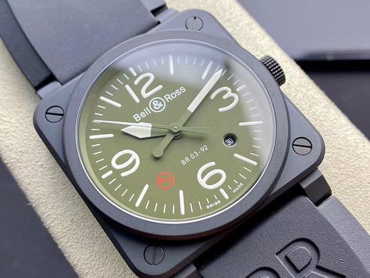 BR最新力作 柏莱仕 Bell&Roas  全新BR 03高科技陶瓷腕表 无惧严苛环境挑战首款方形陶瓷腕表 

柏莱士不懈在制表领域力争上游，尤以尖端技术应用最见真章，从品牌的首枚飞行表及军表可见一斑 商品图9