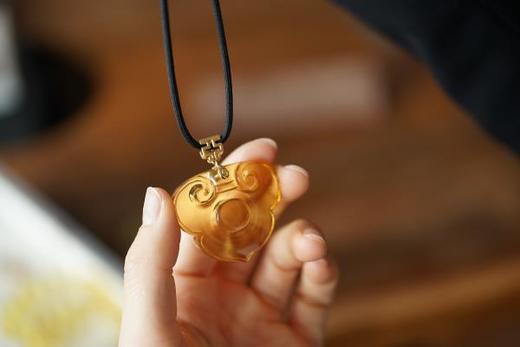 墨西哥蓝珀18K喷砂黄金元字扣头 如意吊坠 商品图3