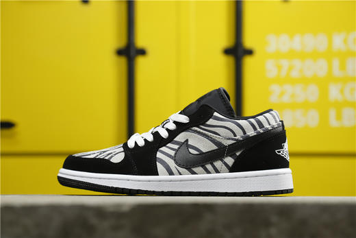 乔丹/Air Jordanaj1 AJ1 乔丹1代 乔1低帮系列 Air Jordan 1 Low GS 黑紫葡萄漆皮斑马纹白黑豆沙绿尼克斯黑蓝橙 商品图0