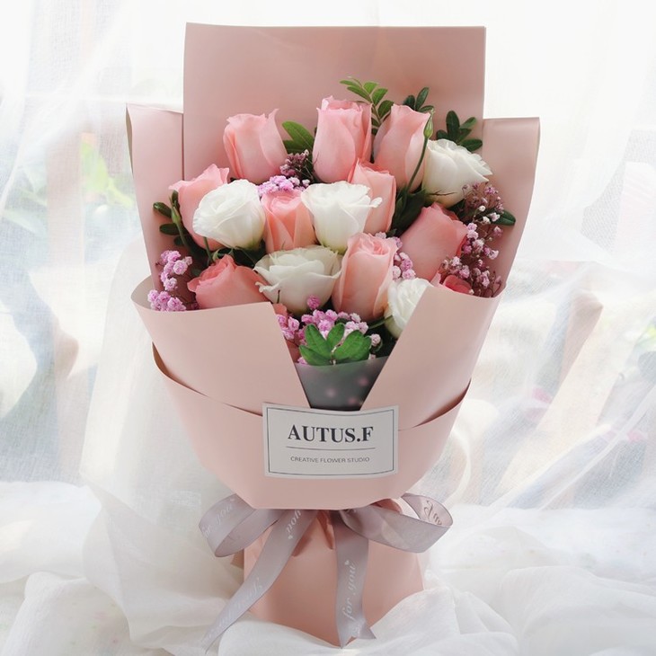 11朵戴安娜玫瑰花束5朵白色桔梗配有紫色满天星和绿叶,包装如图