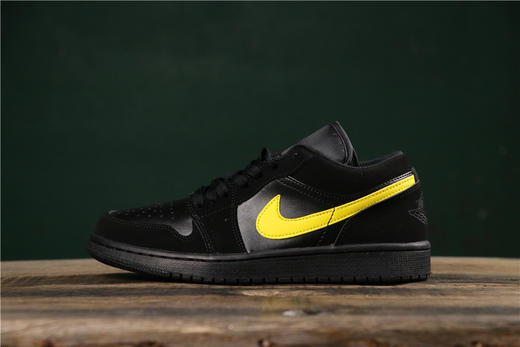 乔丹/Air Jordanaj1 AJ1 乔丹1代 乔1 乔1低帮系列 Air Jordan 1 Low 货号：558656-001 乔1低帮黑黄脚趾 商品图0