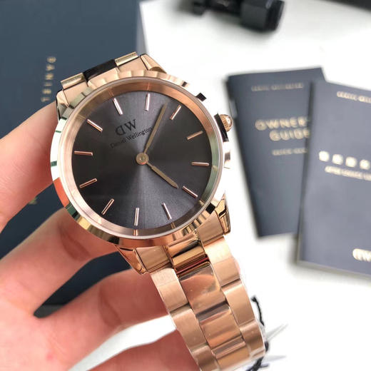 原单品质 Danielwellington 丹尼尔.惠灵顿 
张艺兴同款-DW新款 
ICONIC LINK 全新配色 商品图5