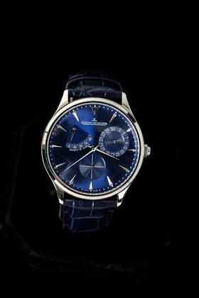 [积家小丑系列 ] 机械表尺寸：40MM。立体弧形镀银表面，批花钻石铂金刻度，淬火钢蓝指针，拥有原装同样的功能，动能显示，指针日历，小秒盘，意大利小牛皮搭配原装折叠扣