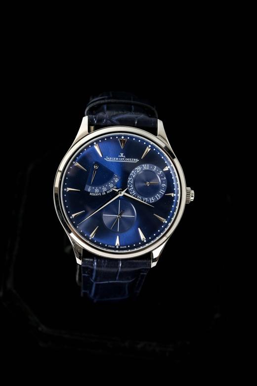 [积家小丑系列 ] 机械表尺寸：40MM。立体弧形镀银表面，批花钻石铂金刻度，淬火钢蓝指针，拥有原装同样的功能，动能显示，指针日历，小秒盘，意大利小牛皮搭配原装折叠扣 商品图0