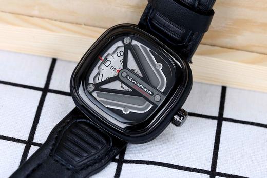sevenfriday 七个星期五 太空飞船灵感牌自动机械表M3/01，拥有宇宙飞船的科技感，喷砂的黑色Y形船翼设计，形似起落架动态环， 商品图3