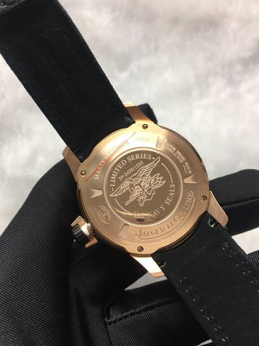 积家压缩大师！N厂壳套，，搭载自动机械机芯，密底无破绽 316F不锈钢表壳，蓝宝石水晶镜面，夜光表盘指针，陶瓷表圈，铰接式包橡胶表带，，特殊防水把头设计，红色向上可调时，白色向上即锁把 商品图3