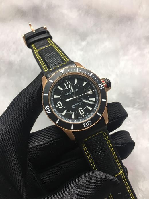 积家压缩大师！N厂壳套，，搭载自动机械机芯，密底无破绽 316F不锈钢表壳，蓝宝石水晶镜面，夜光表盘指针，陶瓷表圈，铰接式包橡胶表带，，特殊防水把头设计，红色向上可调时，白色向上即锁把 商品图1