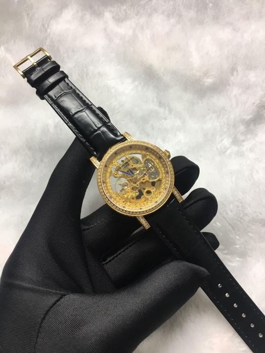 江诗丹顿 Vacheron Constantin 经典承传，男士腕表，镂空搭载奢华满钻表壳设计，技艺精湛，独具匠心，尊贵大气，绅士风范。采用全自动机械机芯，316精钢表壳，进口小牛皮带 商品图3
