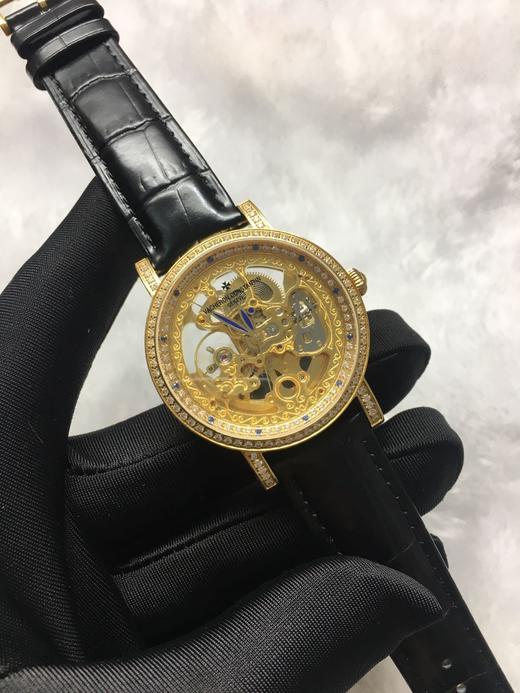 江诗丹顿 Vacheron Constantin 经典承传，男士腕表，镂空搭载奢华满钻表壳设计，技艺精湛，独具匠心，尊贵大气，绅士风范。采用全自动机械机芯，316精钢表壳，进口小牛皮带 商品图1