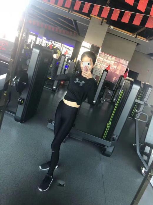 点此购买 安德玛女款速干健身紧身裤 鹏144061 商品图5